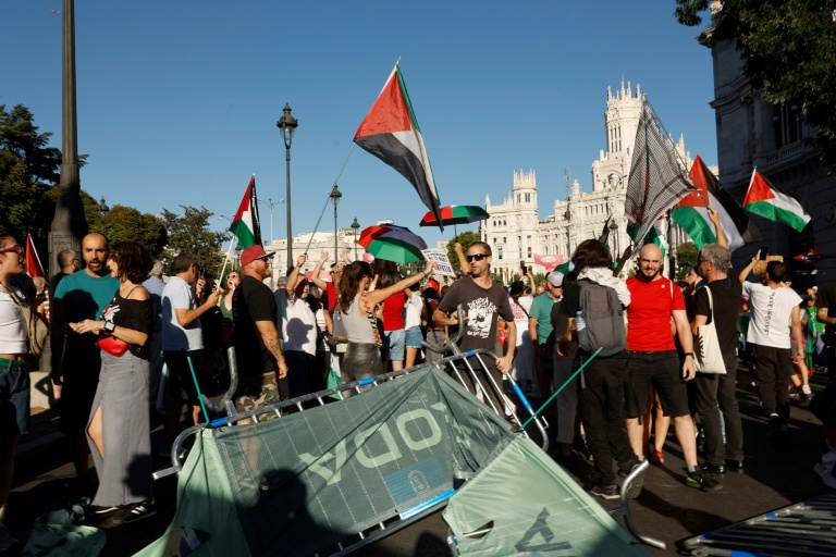 متظاهرون مؤيدون للفلسطينيين يقتحمون شارعا على مسار المرحلة الحاية والعشرين والأخيرة لطواف إسبانيا للدراجات الهوائبة في مدريد 14 أيلول/سبتمبر 2025