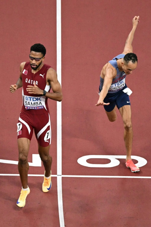 القطري عبد الرحمن سامبا يجتاز خط نهاية سباق 400 م حواجز في المركز الاول في بطولة العالم لألعاب القوى المقامة في طوكيو في 15 ايلول/سبتمبر 2025