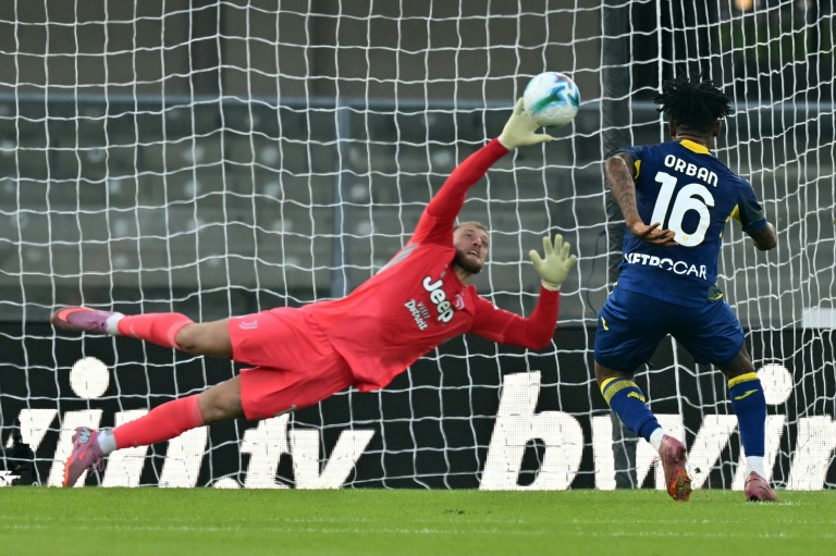 المهاجم النيجيري لفيرونا غيفت أوربان (#16) يسجّل هدفا من ركلة جزاء في مرمى حارس يوفنتوس ميكيلي دي غريغوريو خلال مواجهة الفريقين في الدوري الإيطالي لكرة القدم. فيرونا، في 20 أيلول/سبتمبر 2025.