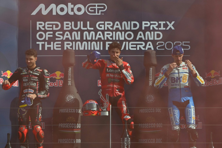الاسباني مارك ماركيس (وسط) على منصة التتويج في سباق جائزة سان مارينو الكبرى في فئة موتو جي بي للدراجات النارية. 14 ايلول/سبتمبر 2025