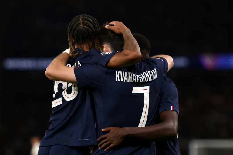 لاعبو باريس سان جرمان الفرنسي يحتفلون بهدف الجورجي خفيتشا كفاراتسخيليا (رقم 7) في مرمى أتالانتا الإيطالي في دوري أبطال أوروبا لكرة القدم. باريس في 17 ايلول/سبتمبر 2025