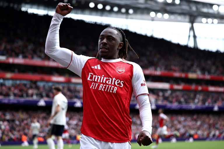 لاعب وسط أرسنال الإنكليزي إيبيريتشي إيزي يحتفل بالهدف الثاني لفريقه في مرمى نوتنغهام فوريست في الدوري الإنكليزي الممتاز على ملعب الإمارات في لندن في 13 أيلول/سبتمبر 2025