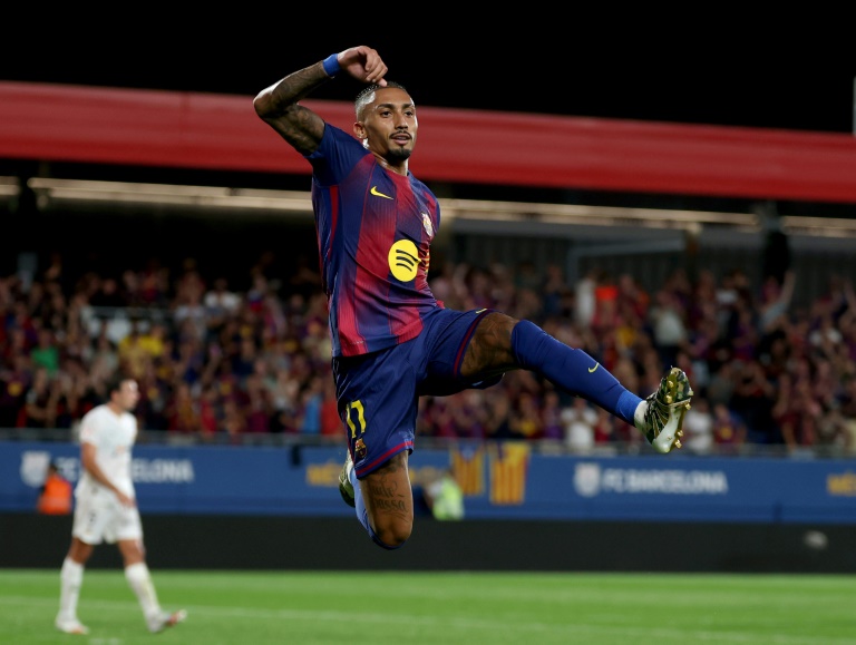 البرازيلي رافينيا مهاجم برشلونة يحتفل بهدفه في مرمى فالنسيا ضمن الدوري الإسباني لكرة القدم. ملعب يوهان كرويف، برشلونة، في 14 أيلول/سبتمبر 2025