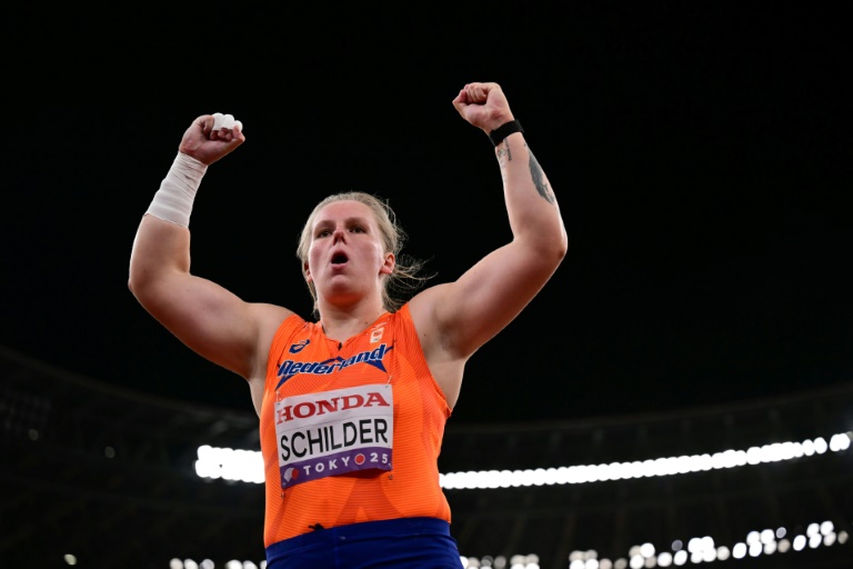 الهولندية يسيكا سخيلدر بعد فوزها بذهبية مسابقة رمي الكرة الحديد في بطولة العالم لألعاب القوى في طوكيو في 20 أيلول/سبتمبر 2025