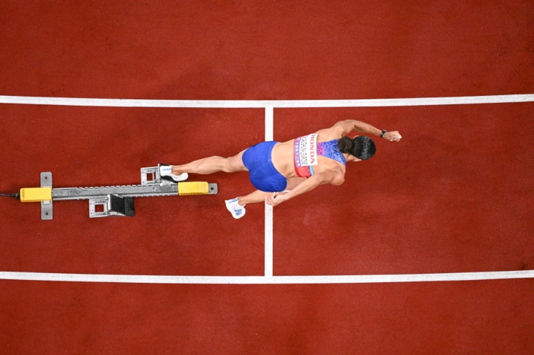 سيدني ماكلافلين-ليفرون في بداية نهائي 400 متر في بطولة العالم لألعاب القوى في طوكيو في 18 أيلول/سبتمبر 2025 