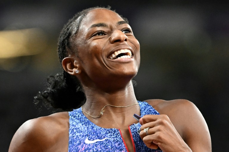 الأميركية ميليسا جيفرسون-وودن بعد فوزها بسباق 200 م في بطولة العالم في طوكيو في 19 أيلول/سبتمبر 2025 