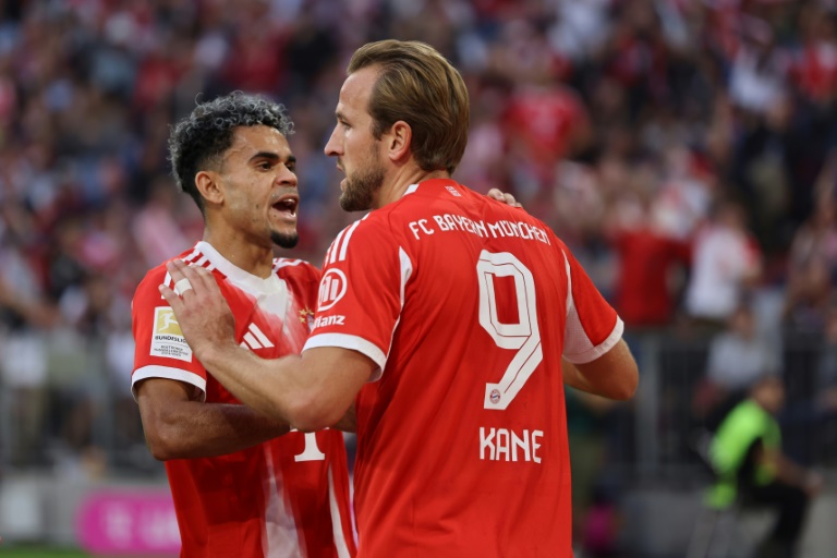 الإنكليزي هاري كاين والكولومبي لويس دياس في احتفالاهما بهدف لبايرن ميونيخ أمام هامبورغ ضمن الدوري الألماني لكرة القدم. ميونيخ، في 13 أيلول/سبتمبر 2025