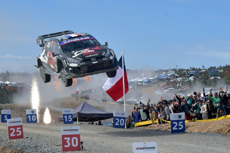 السائق الفرنسي سيباستيان اوجييه يتجاوز خط نهاية رالي تشيلي على متن سيارة تويوتا ياريس جي آر رالي 1. كونثبثيون، تشيلي، في 14 ايلول/سبتمبر 2025