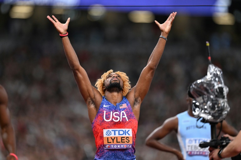 العداء الاميركي نواه لايلز يفجر فرحته بعد فوزه بسباق 200 م في بطولة العالم لألعاب القوى في طوكيو في 19 أيلول/سبتمبر 2025