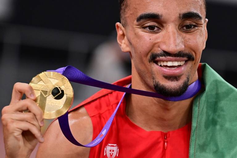 البرتغالي إسحاق ناضر فرحا يستعرض الميدالية الذهبية بعد فوزه بسباق 1500 م في بطولة العالم لألعاب القوى في طوكيو في 17 أيلول/سبتمبر 2025