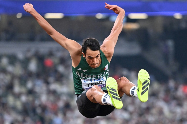 الجزائري ياسر محمد تريكي خلال تصفيات مسابقة الوثبة الثلاثية في بطولة العالم لألعاب القوى في طوكيو في 17 أيلول/سبتمبر 2025