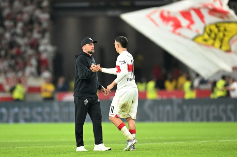 مدرب شتوتغارت سيباستيان هونيس يهنئ لاعب وسطه المهاجم الدولي المغربي بلال الخنوس عقب تسجيله الهدف الثاني في مرمى سانت باولي (2-0) في الدوري الالماني في شتوتغارت في 19 أيلول/سبتمبر 2025