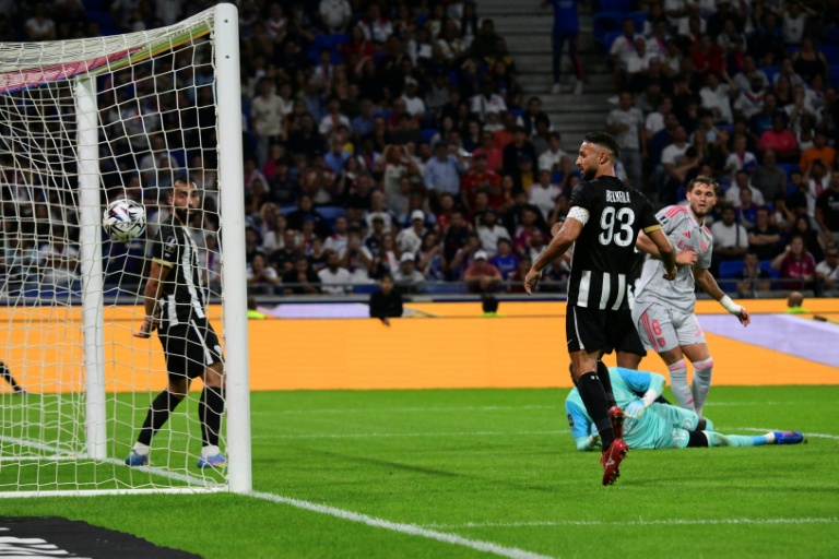 لاعب الوسط الاميركي لنادي ليون تانر تيسمان يحتفل بتسجيله هدف الفوز في مرمى انجيه (1-0) في الدوري الفرنسي في ليون في 19 أيلول/سبتمبر 2025