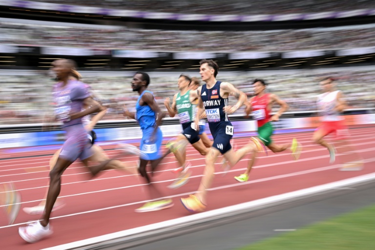 النروجي جايكوب إنغبريغتسن (في الوسط) خلال تصفيات سباق 1500 م في بطولة العالم لألعاب القوى في طوكيو في 14 أيلول/سبتمبر 2025