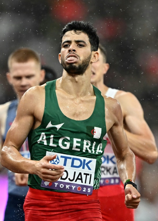 الجزائري جمال سجاتي خلال منافسات نصف نهائي سباق 800 م في بطولة العالم لألعاب القوى في طوكيو في 18 أيلول/سبتمبر 2025