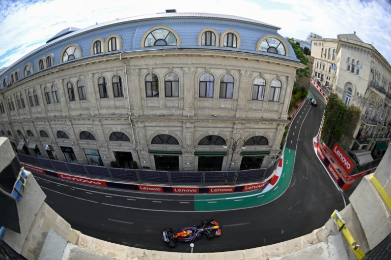 الهولندي ماكس فيرستابن سائق ريد بول على حلبة العاصمة باكو في التجارب الرسمية لجائزة أذربيجان الكبرى، المرحلة السابعة عشرة من بطولة العالم للفورمولا واحد، في 20 أيلول/سبتمبر 2025