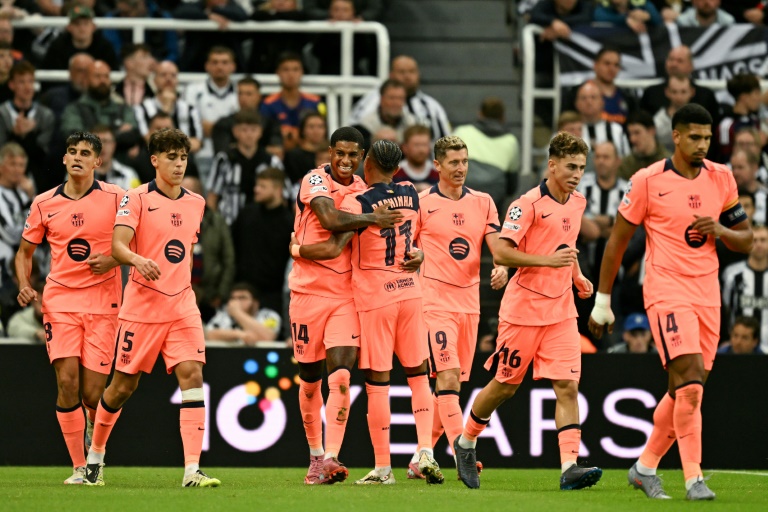 الإنكليزي ماركوس راشفورد (#14) مهاجم برشلونة الإسباني يحتفل مع زملائه بهدفه في مرمى نيوكاسل يونايتد الإنكليزي ضمن دوري أبطال أوروبا لكرة القدم. ملعب سانت جيمس بارك، لندن، في 18 أيلول/سبتمبر 2025