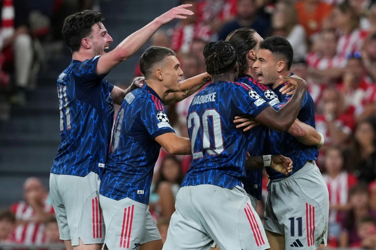 لاعبو أرسنال الإنكليزي يحتفلون بهدف البرازيلي غابريال مارتينيلي ضد أتلتيك بلباو الإٍسباني في دوري أبطال أوروبا لكرة القدم. بلباو في 16 أيلول/سبتمبر 2025