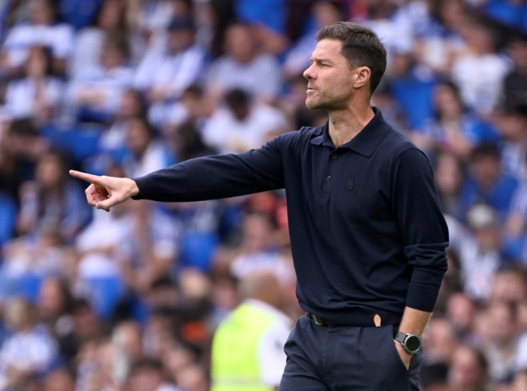 مدرب ريال مدريد شابي ألونسو خلال المباراة ضد ريال سوسييداد في الدوري الإسباني في ملعب أنويتا في سان سيباستيان في 13 أيلول/سبتمبر 2025