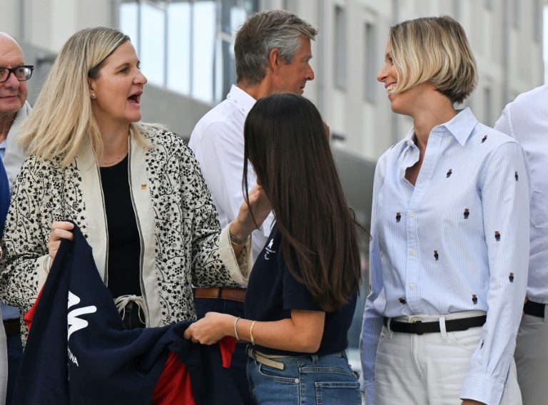 رئيسة اللجنة الأولمبية الدولية كيرستي كوفنتري (يسار) تتحدث مع بطلة السباحة الأولمبية السابقة فيديريكا بيليغريني في القرية الأولمبية بمدينة ميلانو استعدادا لدورة الألعاب الأولمبية الشتوية 2026.