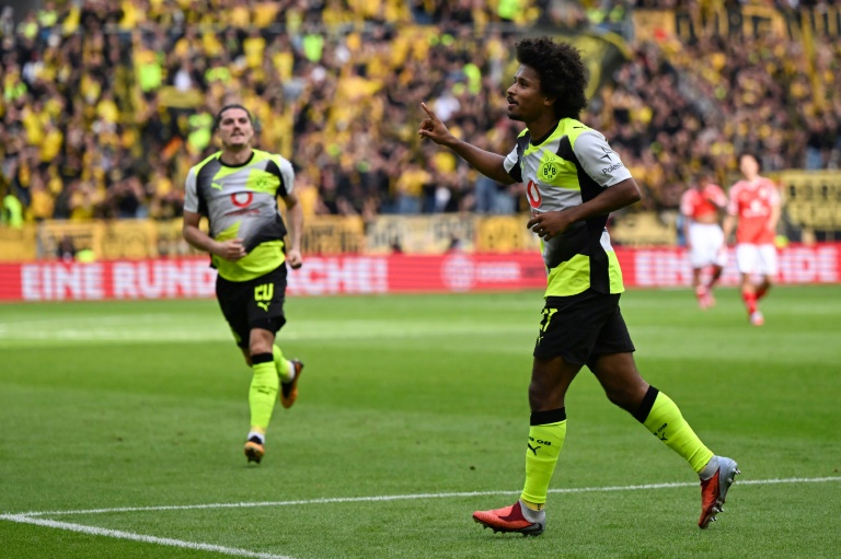 كريم أدييمي (يمين) يحتفل بتسجيله الهدف الثاني لبوروسيا دورتموند في مرمى مضيفه ماينتس في الدوري الألماني لكرة القدم. ماينتس، غرب ألمانيا، في 26 أيلول/سبتمبر 2025