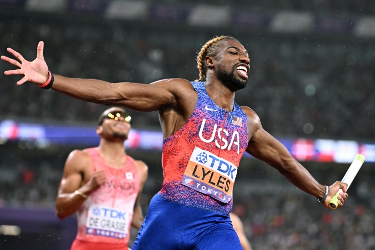 الأميركي نواه لايلز يجتاز خط نهاية سباق التتابع 4 مرات 100 م في بطولة العالم لألعاب القوى في طوكيو في 21 أيلول/سبتمبر 2025