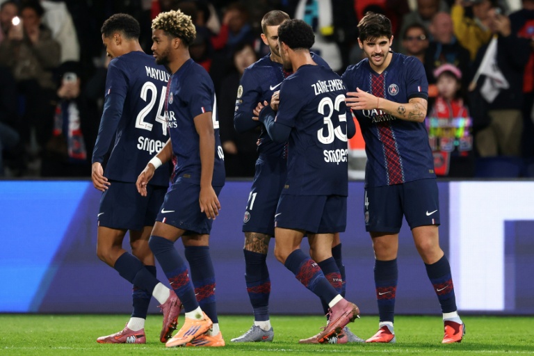 لاعبو باريس سان جرمان يحتفلون بالهدف الثاني في مرمى اوكسير (2-0) في الدوري الفرنسي في باريس في 27 أيلول/سبتمبر 2025