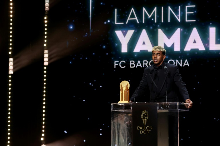 المهاجم الإسباني لنادي برشلونة، لامين جمال، يتسلم جائزة كوبا لأفضل لاعب تحت 21 عاما خلال حفل توزيع جوائز الكرة الذهبية لعام 2025 الذي أقيم في مسرح شاتوليه بباريس الإثنين في 22 أيلول/سبتمبر 2025.