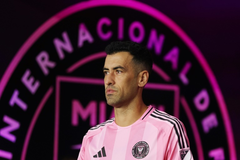 لاعب الوسط الاسباني لنادي إنتر ميامي سيرجيو بوسكيتس لحظة دخوله الى ملعب تشيس في فورت لودرديل بولاية فلوريدا قبل مواجهة سياتل ساوندرز في الدوري الاميركي للمحترفين في 16 أيلول/سبتمبر 2025