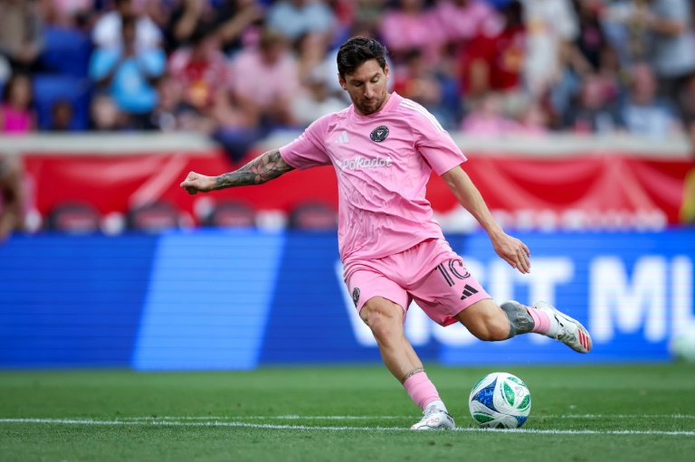 نجم إنتر ميامي الدولي الأرجنتيني ليونيل ميسي يسدد كرة خلال فترة الإحماء قبل مواجهة نيويورك ريد بولز ضمن الدوري الأميركي في ملعب سبورتس إلوستريتد في هاريسون لنيو جيرسي في 19 تموز/يوليو 2025