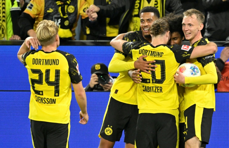 لاعبو بوروسيا دوتموند يحتفلون بهدف الفوز في مرمى فولفسبورغ (1-0) في الدوري الألماني في دورتموند في 21 أيلول/سبتمبر 2025