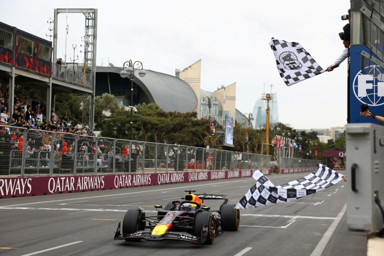 الهولندي ماكس فيرستابن يتجاوز خط نهاية سباق جائزة أذربيجان الكبرى للفورمولا واحد. باكو في 21 أيلول/سبتمبر 2025