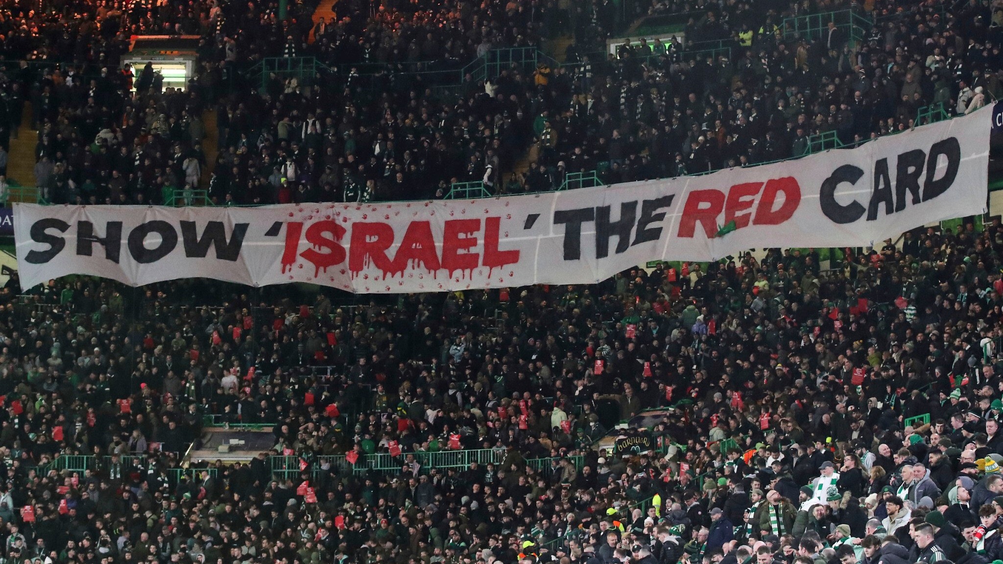 امنحوا اسرائيل البطاقة الحمراء (الطرد).. لافتة تم رفعها في مباراة سيلتك وبايرن ميونيخ في فبراير الماضي