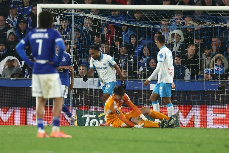 لاعبو مرسيليا يحتفلون بهدف في مرمى ستراسبورغ ضمن الدوري الفرنسي لكرة القدم، في 26 أيلول/سبتمبر 2025