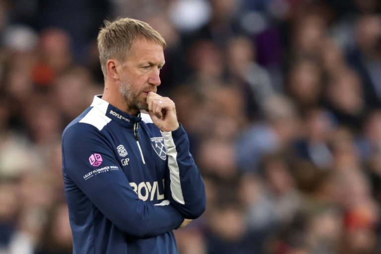 أقال وست هام مدربه غراهام بوتر لسوء النتائج