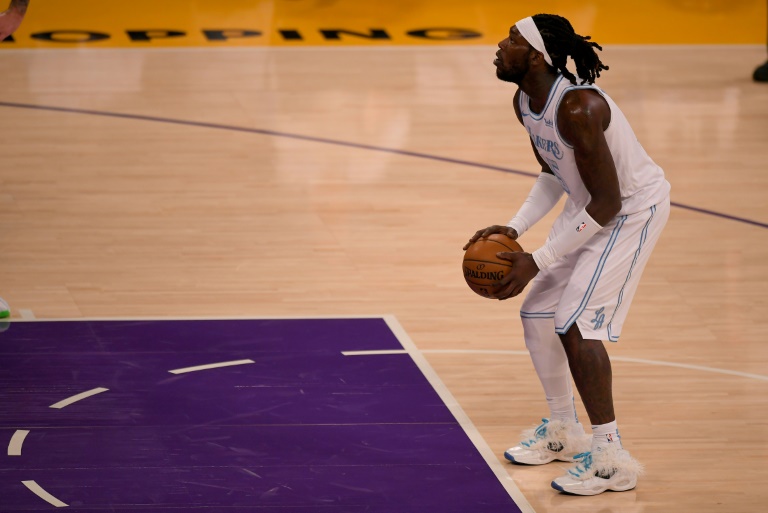 مونتريزل هاريل يسدد رمية حرة خلال مباراة فريقه السابق لوس أنجليس ليكرز ضد دالاس مافريكس في دوري كرة السلة الاميركي للمحترفين على ملعب ستيبلز سنتر في 25 كانون الأول/ديسمبر 2020