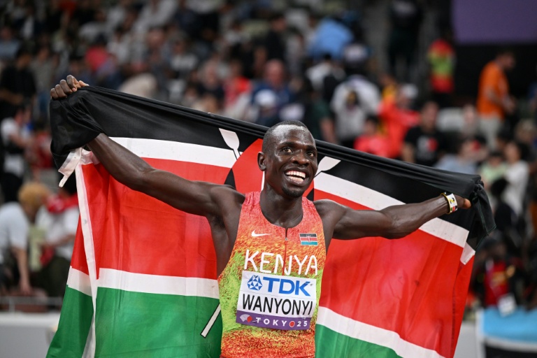 الكيني إيمانويل وانيونيي بعد فوزه بذهبية سباق 800 متر السبت في بطولة العالم لألعاب القوى طوكيو في 20 ايلول/سبتمبر 2025