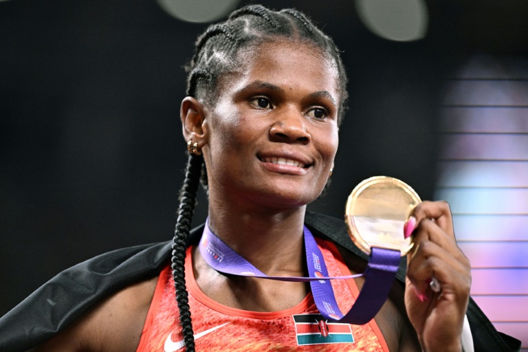 الكينية ليليان أوديرا تستعرض الميدالية الذهبية لسباق 800 م في اليوم الختامي لبطولة العالم لالعاب القوى في طوكيو في 21 أيلول/سبتمبر 2025