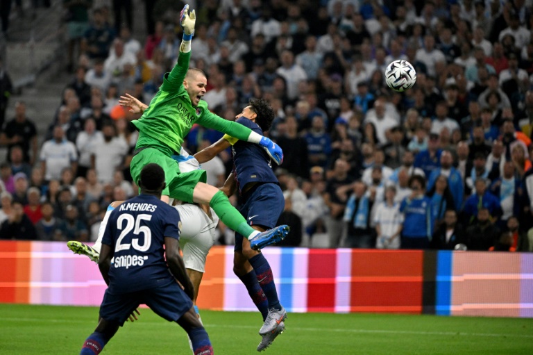 لحظة تسجيل المغربي نايف أكرد هدف مرسيليا في مرمى ضيفه باريس سان جرمان في الدوري الفرنسي لكرة القدم. مرسيليا في 22 أيلول/سبتمبر 2025