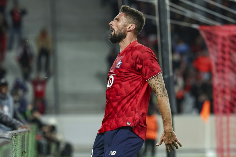 المهاجم الفرنسي لفريق ليل أوليفييه جيرو يحتفل بتسجيل الهدف الثاني في مرمى بران بيرغن النروجي ضمن الجولة الأولى من دور المجموعة الموحدة في الدوري الأوروبي لكرة القدم 