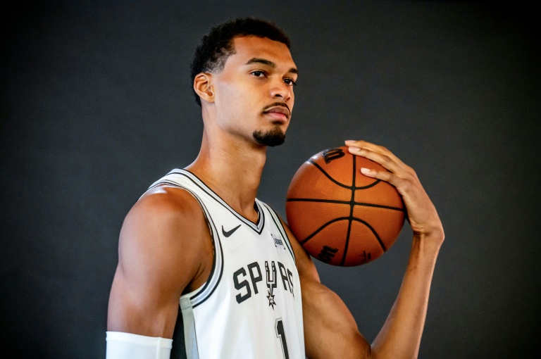 لاعب ارتكاز سان أنتونيو سبيرز الدولي الفرنسي فيكتور ويمبانياما يلتقط صورا ترويجية خلال اليوم الإعلامي لفريقه في سان أنتونيو بولاية تكساس في 29 سبتمبر 2025