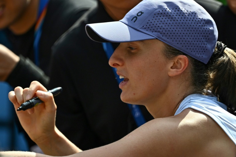 البولندية إيغا شفيونتيك بعد تأهلها إلى ثمن نهائي دورة بكين لكرة المضرب في 29 أيلول/سبتمبر 2025