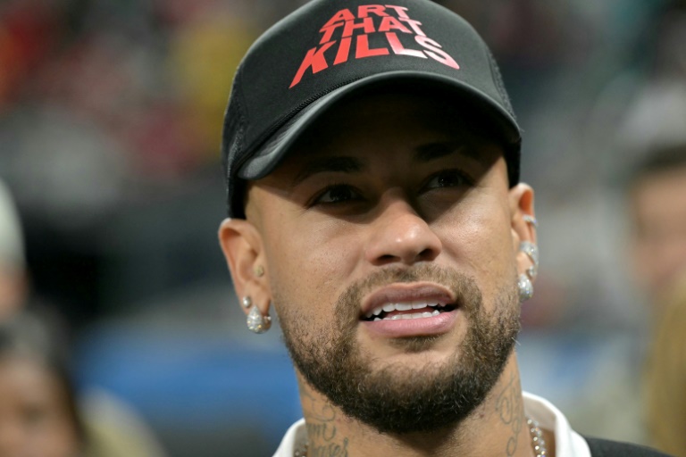 نجم كرة القدم البرازيلي نيمار خلال مباراة في كرة القدم الأميركية (أن أف أل) بين كانساس تشيفس ولوس أنجليس تشارجر في ساو باولو، البرازيل، في 5 أيلول/سبتمبر 2025