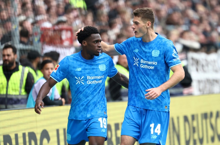 التشيكي باتريك شيك (يمين) مهاجم باير ليفركوزن في مواجهة سانت باولي ضمن الدوري الألماني لكرة القدم، هامبورغ، في 27 أيلول/سبتمبر 2025