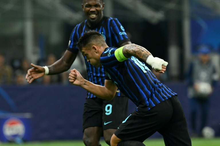 الأرجنتيني لاوتارو مارتينيس مهاجم قائد إنتر يحتفل بافتتاحه التسجيل أمام سلافيا براغ التشيكي على ملعب سان سيرو في ميلانو في 30 ايلول/سبتمبر 2025