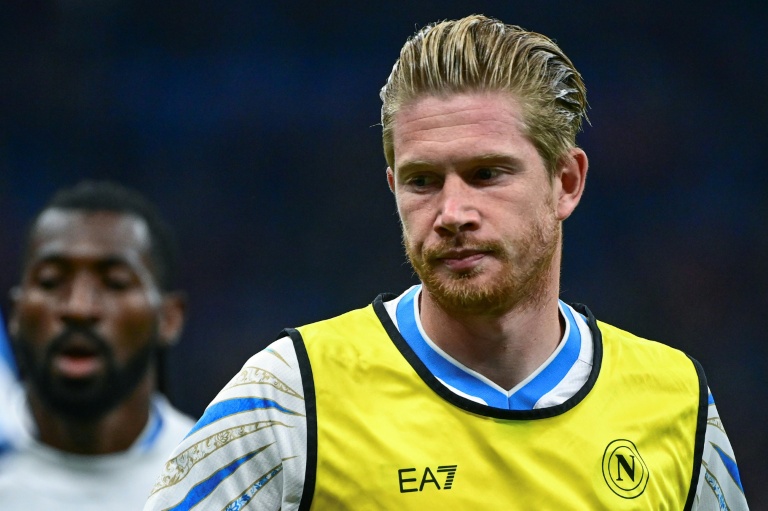 لاعب وسط نابولي الإيطالي كيفن دي بروين قبل مواجهة ميلان في سيري أ