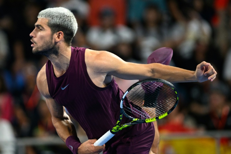 الإسباني كارلوس ألكاراس يظهر خلال مواجهة النروجي كاسبر رود في دورة اليابان لكرة المضرب في 29 أيلول/سبتمبر 2025