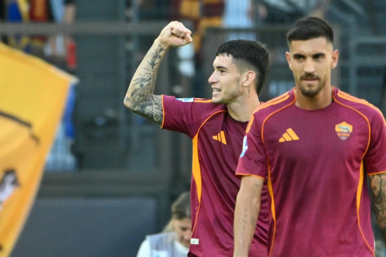 الأرجنتيني ماتياس سوله يحتفل بتسجيله هدفا لروما في مواجهة فيرونا الأحد في 28 أيلول/سبتمبر 2025