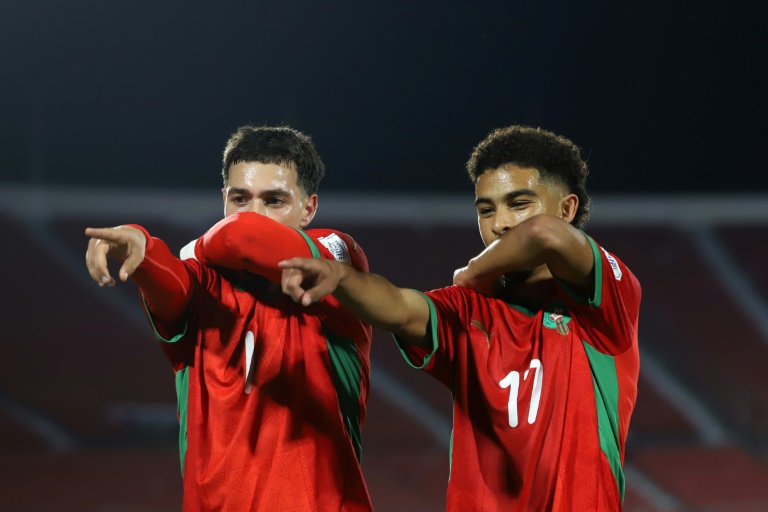 المغربي عثمان معما (يسار) يحتل مع زميله ياسين جسيم بعد التسجيل في مرمى البرازيل ضمن مونديال 2025 تحت 20 عاما في تشيلي