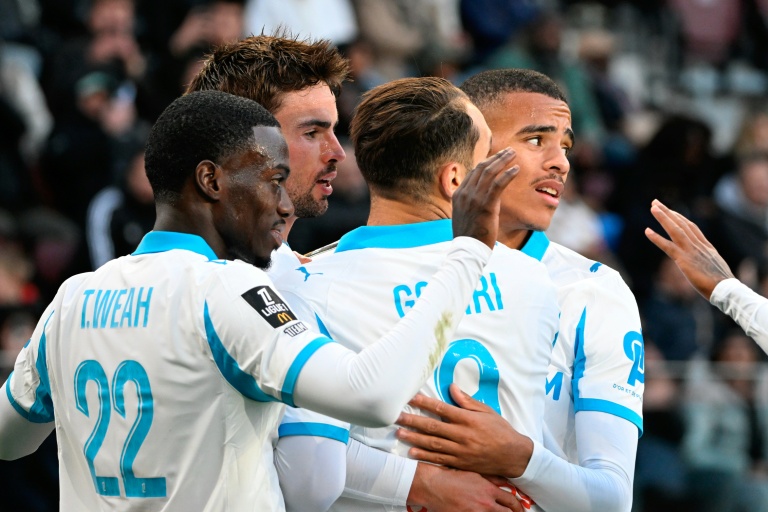 لاعبو مرسيليا يحتفلون يهز شباك متز (3-0) في الدوري الفرنسي في الرابع من تشرين الأول/أكتوبر 2025